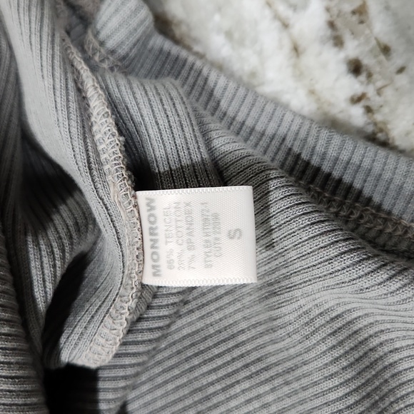 Sleeveless Turtleneck top - Picture 3 of 4